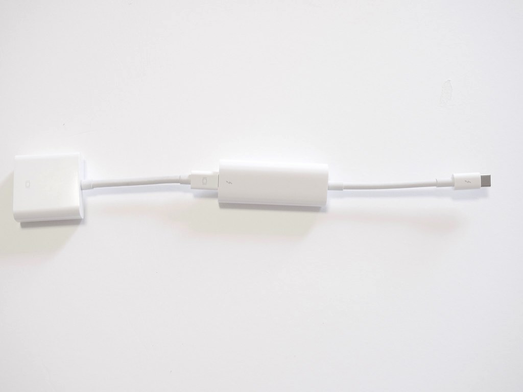 Mini DisplayPort - DVIアダプタとThunderbolt 3 - Thunderbolt 2アダプタを接続