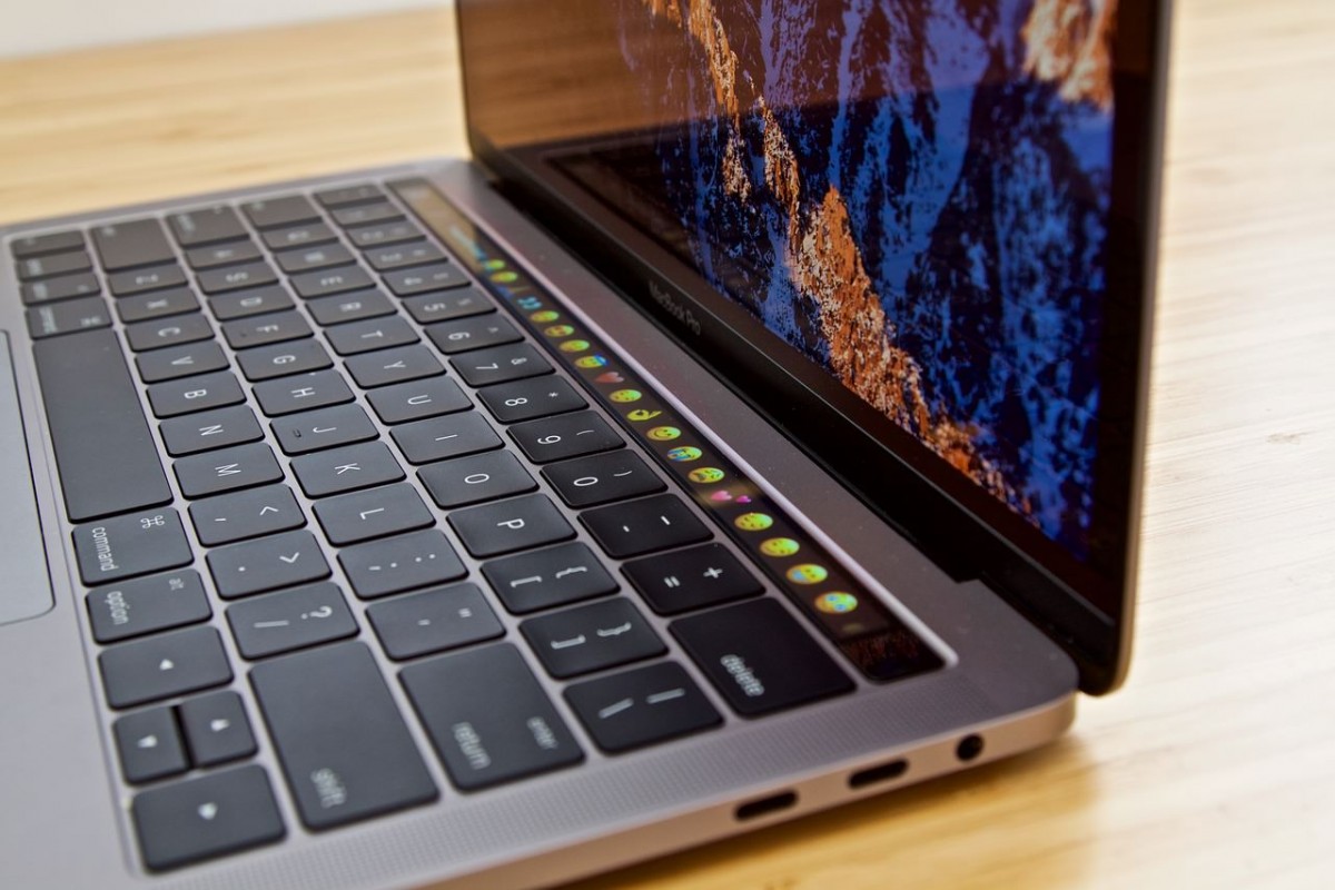 MacBook Pro (Late 2016)をDVI接続でクラムシェルモード – 既視感ある 