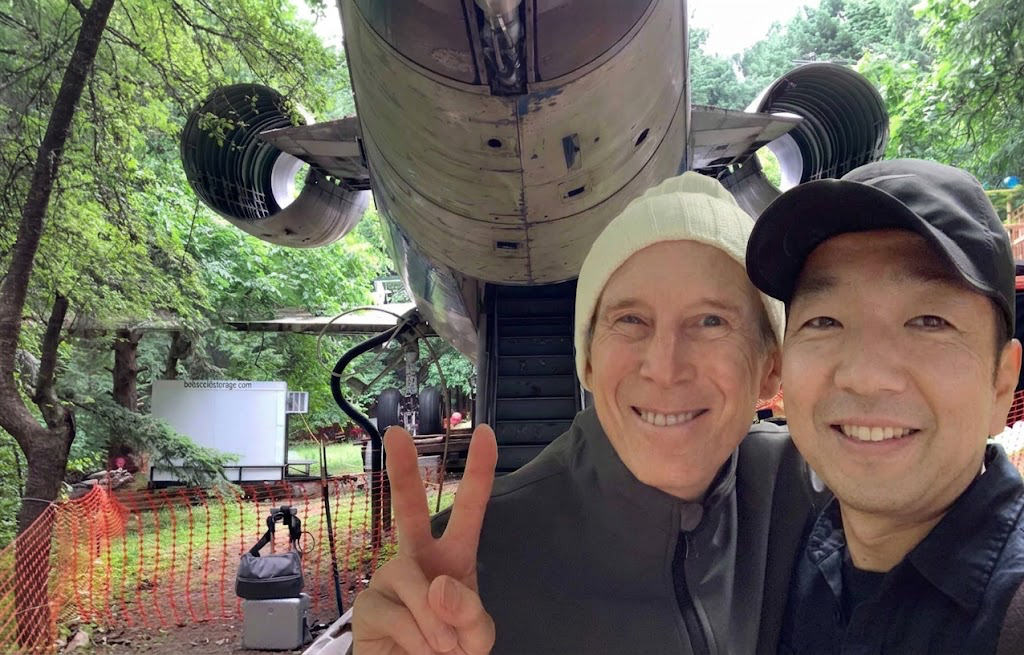 飛行機の家の前でブルースさんと記念撮影